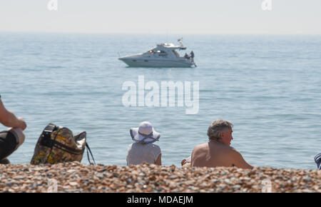 Brighton UK 19 avril 2018 - La plage de Brighton est emballé comme visiteurs profiter de la lumière du soleil chaude aujourd'hui . Le beau temps chaud est appelée à se poursuivre tout au long de la Grande-Bretagne avec les températures devraient atteindre dans les années 20 élevée dans certaines parties du sud-est Crédit : Simon Dack/Alamy Live News Banque D'Images