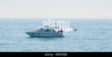 Brighton UK 19 avril 2018 - À plus comme la Méditerranée yachts et jet ski profitez de la lumière du soleil chaude aujourd'hui au large de la plage de Brighton . Le beau temps chaud est appelée à se poursuivre tout au long de la Grande-Bretagne avec les températures devraient atteindre dans les années 20 élevée dans certaines parties du sud-est Crédit : Simon Dack/Alamy Live News Banque D'Images