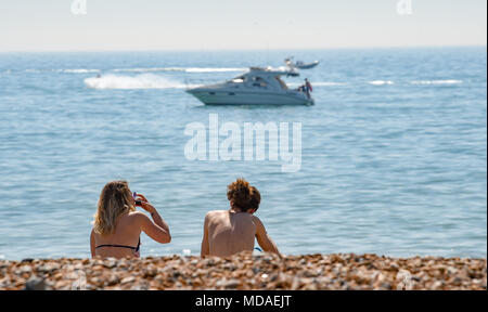 Brighton UK 19 avril 2018 - À plus comme la Méditerranée yachts et jet ski profitez de la lumière du soleil chaude aujourd'hui au large de la plage de Brighton . Le beau temps chaud est appelée à se poursuivre tout au long de la Grande-Bretagne avec les températures devraient atteindre dans les années 20 élevée dans certaines parties du sud-est Crédit : Simon Dack/Alamy Live News Banque D'Images