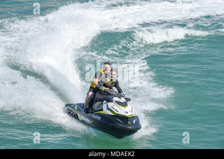 Brighton UK 19 avril 2018 - À plus comme la Méditerranée yachts et jet ski profitez de la lumière du soleil chaude aujourd'hui au large de la plage de Brighton . Le beau temps chaud est appelée à se poursuivre tout au long de la Grande-Bretagne avec les températures devraient atteindre dans les années 20 élevée dans certaines parties du sud-est Crédit : Simon Dack/Alamy Live News Banque D'Images