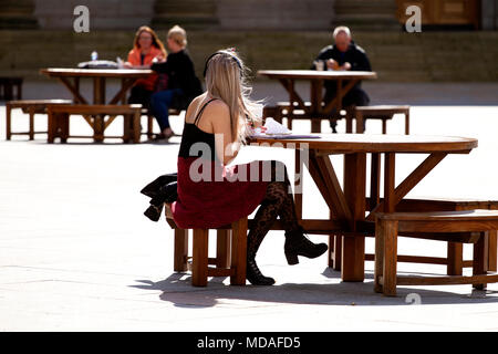 Tayside, Dundee, Ecosse, Royaume-Uni. 19 avril, 2018. Météo France : Sex Spanish Plume déferle sur l'Amérique du Nord Est de l'Écosse avec des températures qui atteignent 20 °C ; devenir le printemps le plus chaud depuis des décennies. Un jeune élève assis à étudier tout en écoutant de la musique à partir de son téléphone mobile à la place d'une table de pique-nique sur une chaude journée ensoleillée d'avril à Dundee. UK. Credit : Dundee Photographics / Alamy Live News Banque D'Images