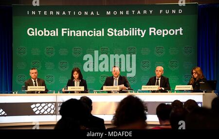 Washington, DC, USA. 18 avr, 2018. Tobias Adrian (3R), conseiller financier et directeur de la département des marchés monétaires et de capitaux du Fonds monétaire international (FMI), s'exprime sur le nouveau rapport sur la stabilité financière publié à Washington, DC, États-Unis, le 18 avril 2018. Dans un rapport publié récemment, le FMI a prévu une reprise économique mondiale, la prévision de croissance mondiale à 3,9  % pour l'année 2018. Crédit : Yang Chenglin/Xinhua/Alamy Live News Banque D'Images