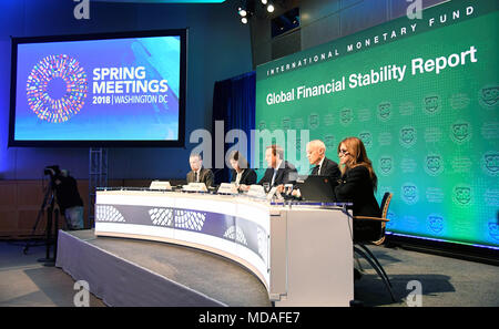 Washington, DC, USA. 18 avr, 2018. Tobias Adrian (3R), conseiller financier et directeur de la département des marchés monétaires et de capitaux du Fonds monétaire international (FMI), s'exprime sur le nouveau rapport sur la stabilité financière publié à Washington, DC, États-Unis, le 18 avril 2018. Dans un rapport publié récemment, le FMI a prévu une reprise économique mondiale, la prévision de croissance mondiale à 3,9  % pour l'année 2018. Crédit : Yang Chenglin/Xinhua/Alamy Live News Banque D'Images