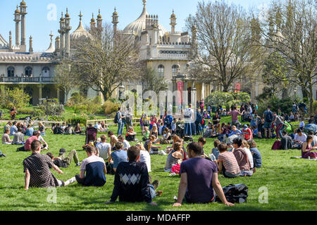 Brighton UK 19 avril 2018 - Pavilion Gardens à Brighton est emballé comme visiteurs profiter de la lumière du soleil chaude aujourd'hui . Le beau temps chaud est appelée à se poursuivre tout au long de la Grande-Bretagne avec les températures devraient atteindre dans les années 20 élevée dans certaines parties du sud-est Crédit : Simon Dack/Alamy Live News Banque D'Images