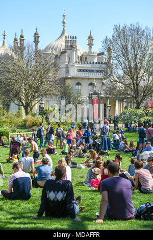 Brighton UK 19 avril 2018 - Pavilion Gardens à Brighton est emballé comme visiteurs profiter de la lumière du soleil chaude aujourd'hui . Le beau temps chaud est appelée à se poursuivre tout au long de la Grande-Bretagne avec les températures devraient atteindre dans les années 20 élevée dans certaines parties du sud-est Crédit : Simon Dack/Alamy Live News Banque D'Images