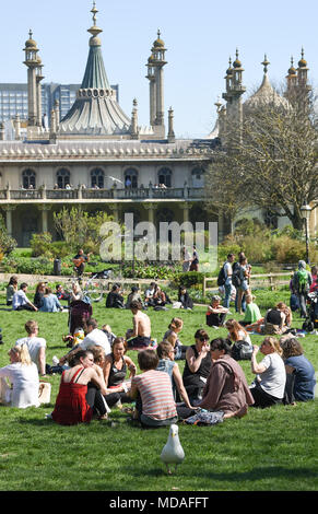 Brighton UK 19 avril 2018 - Pavilion Gardens à Brighton est emballé comme visiteurs profiter de la lumière du soleil chaude aujourd'hui . Le beau temps chaud est appelée à se poursuivre tout au long de la Grande-Bretagne avec les températures devraient atteindre dans les années 20 élevée dans certaines parties du sud-est Crédit : Simon Dack/Alamy Live News Banque D'Images