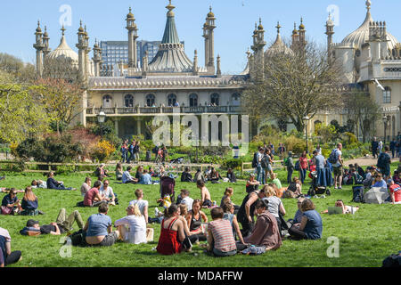 Brighton UK 19 avril 2018 - Pavilion Gardens à Brighton est emballé comme visiteurs profiter de la lumière du soleil chaude aujourd'hui . Le beau temps chaud est appelée à se poursuivre tout au long de la Grande-Bretagne avec les températures devraient atteindre dans les années 20 élevée dans certaines parties du sud-est Crédit : Simon Dack/Alamy Live News Banque D'Images