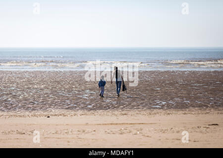 Lytham St Annes, Lancashire, Royaume-Uni. 19/4/18 Le temps ensoleillé sur la plage à Lytham St Annes , Lancashire , aujourd'hui à la hausse des températures à travers le Royaume-Uni. (Jeudi 19 avril 2018). Photo par Chris Bull / Alamy Live News Banque D'Images