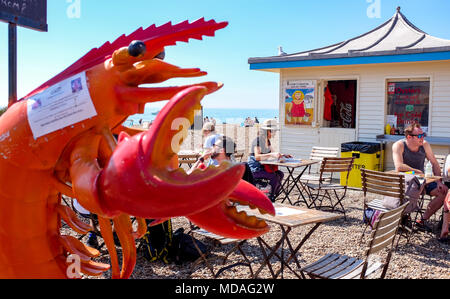 Brighton UK 19 avril 2018 - Les visiteurs profiter de la lumière du soleil chaude sur le front de mer de Brighton aujourd'hui . Le beau temps chaud est appelée à se poursuivre tout au long de la Grande-Bretagne avec les températures devraient atteindre dans les années 20 élevée dans certaines parties du sud-est Banque D'Images