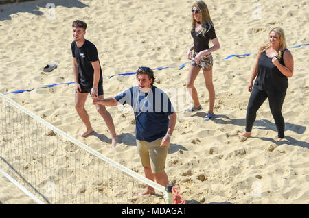 Brighton UK 19 avril 2018 - James d'argent, connu sous le nom de beach-volley joue Arg sur le front de mer de Brighton avec extras de la télé-réalité show 'le seul moyen est l'Essex' comme ils aiment le beau temps ensoleillé pendant le tournage . Le beau temps chaud est appelée à se poursuivre tout au long de la Grande-Bretagne avec les températures devraient atteindre dans les années 20 élevée dans certaines parties du sud-est Crédit : Simon Dack/Alamy Live News Banque D'Images