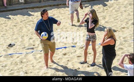 Brighton UK 19 avril 2018 - James d'argent, connu sous le nom de beach-volley joue Arg sur le front de mer de Brighton avec extras de la télé-réalité show 'le seul moyen est l'Essex' comme ils aiment le beau temps ensoleillé pendant le tournage . Le beau temps chaud est appelée à se poursuivre tout au long de la Grande-Bretagne avec les températures devraient atteindre dans les années 20 élevée dans certaines parties du sud-est Crédit : Simon Dack/Alamy Live News Banque D'Images