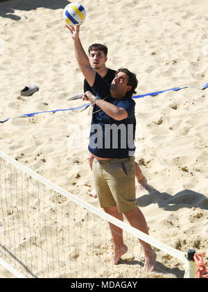 Brighton UK 19 avril 2018 - James d'argent, connu sous le nom de beach-volley joue Arg sur le front de mer de Brighton avec extras de la télé-réalité show 'le seul moyen est l'Essex' comme ils aiment le beau temps ensoleillé pendant le tournage . Le beau temps chaud est appelée à se poursuivre tout au long de la Grande-Bretagne avec les températures devraient atteindre dans les années 20 élevée dans certaines parties du sud-est Crédit : Simon Dack/Alamy Live News Banque D'Images