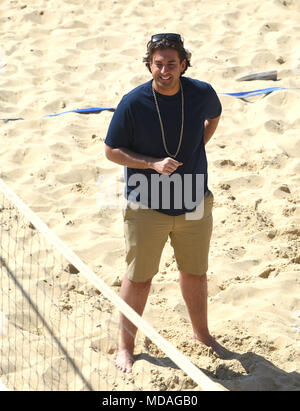 Brighton UK 19 avril 2018 - James d'argent, connu sous le nom de beach-volley joue Arg sur le front de mer de Brighton avec extras de la télé-réalité show 'le seul moyen est l'Essex' comme ils aiment le beau temps ensoleillé pendant le tournage . Le beau temps chaud est appelée à se poursuivre tout au long de la Grande-Bretagne avec les températures devraient atteindre dans les années 20 élevée dans certaines parties du sud-est Crédit : Simon Dack/Alamy Live News Banque D'Images