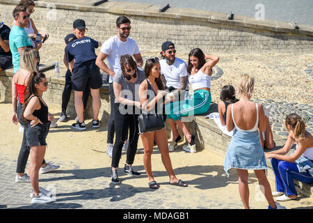 Brighton UK 19 avril 2018 - Mambers de la distribution et l'équipe de l'émission de télévision réalité "la seule possibilité est l'Essex' profiter du magnifique temps ensoleillé pendant le tournage . Le beau temps chaud est appelée à se poursuivre tout au long de la Grande-Bretagne avec les températures devraient atteindre dans les années 20 élevée dans certaines parties du sud-est Crédit : Simon Dack/Alamy Live News Banque D'Images