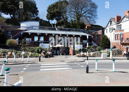 Penarth, Pays de Galles, Royaume-Uni. 19 avril 2018. Météo britannique. Unseasonal Penatth les températures chaudes sur le front de personnes à faire usage de la chaleur. Des jeunes, des vieux, des familles de profiter de l'air de la mer, et attire aussi de trafic à la petite mer. Richard Donovan/Live Alamy News Banque D'Images