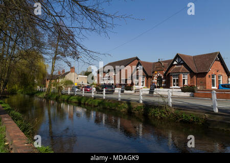 Rolleston, Derbyshire, Royaume-Uni. 19 avril 2018. Météo France : Le petit village de Rolleston jouit de soleil sur la journée d'avril le plus chaud depuis 1949. Rolleston, Derbyshire, Royaume-Uni. 19 avril 2018. Crédit : Richard Holmes/Alamy Live News Banque D'Images