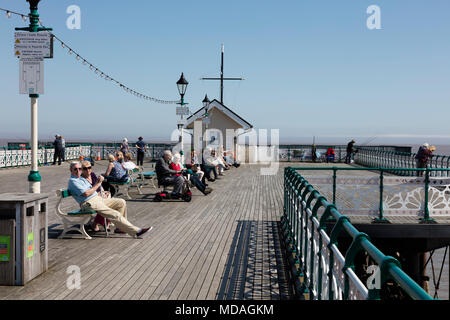 Penarth, Pays de Galles, Royaume-Uni. 19 avril 2018. Météo britannique. Unseasonal Penatth les températures chaudes sur le front de personnes à faire usage de la chaleur. Des jeunes, des vieux, des familles de profiter de l'air de la mer, et attire aussi de trafic à la petite mer. Richard Donovan/Live Alamy News Banque D'Images