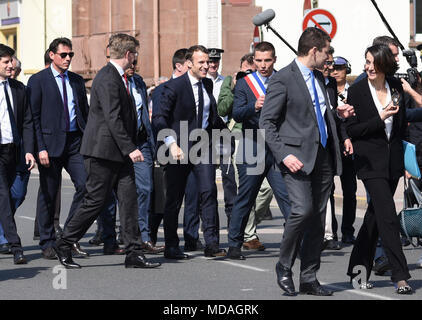 Saint-Dié des Vosges, France. 18 avril , 2018. Emmanuel Macron à Saint-Dié des Vosges le 18 avril 2018. Visite dans le cadre de l'action de l'Gouvermenet 'Coeur de la ville', la revitalisation de l'moyennes villes, de l'innovation et la coopération territoriale, la revitalisation des territoires ruraux, l'économie circulaire et les courts-circuits. L'arrivée, réunion des responsables locaux, David Valence Maire de Saint-Dié des Vosges, Jean Rottner Président de la région Grand Est, bains de foule, salles de négociants, entrevue et le départ. Crédit : François pauletto/Alamy Live News Banque D'Images