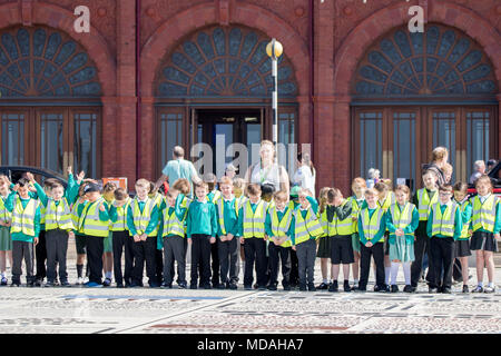 Un groupe de jeunes écoliers portant des gilets hi viz pour une journée scolaire à Blackpool Lancashire. Banque D'Images