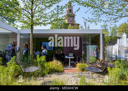 Milan, Italie - 19 Avril 2018 : Milan accueille la foire internationale de meubles et design (Salone del Mobile), où les concepteurs, architectes, concepteurs, éditeurs, et les passionnés de la dernière enquête dans le mobilier, l'éclairage, la décoration, et plus de crédit : Alexandre Rotenberg/Alamy Live News Banque D'Images