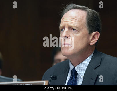 Washington, District de Columbia, Etats-Unis. Apr 19, 2018. États-unis le sénateur Pat Toomey (républicain de Pennsylvanie) est à l'écoute que Randal K. Quarles, vice-président du conseil de surveillance, Conseil des gouverneurs du Système de Réserve fédérale, témoigne devant le comité du sénat américain des banques, du logement et des Affaires urbaines sur la colline du Capitole à Washington, DC sur 'le témoignage semestriel sur la surveillance de la Réserve fédérale et la réglementation du système financier'' le Jeudi, Avril 19, 2018.Credit : Ron Sachs/CNP Crédit : Ron Sachs/CNP/ZUMA/Alamy Fil Live News Banque D'Images