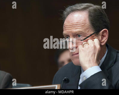 Washington, District de Columbia, Etats-Unis. Apr 19, 2018. États-unis le sénateur Pat Toomey (républicain de Pennsylvanie) est à l'écoute que Randal K. Quarles, vice-président du conseil de surveillance, Conseil des gouverneurs du Système de Réserve fédérale, témoigne devant le comité du sénat américain des banques, du logement et des Affaires urbaines sur la colline du Capitole à Washington, DC sur 'le témoignage semestriel sur la surveillance de la Réserve fédérale et la réglementation du système financier'' le Jeudi, Avril 19, 2018.Credit : Ron Sachs/CNP Crédit : Ron Sachs/CNP/ZUMA/Alamy Fil Live News Banque D'Images