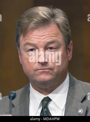 Washington, District de Columbia, Etats-Unis. Apr 19, 2018. Le sénateur américain Dean Heller (républicain du Nevada) est à l'écoute que Randal K. Quarles, vice-président du conseil de surveillance, Conseil des gouverneurs du Système de Réserve fédérale, témoigne devant le comité du sénat américain des banques, du logement et des Affaires urbaines sur la colline du Capitole à Washington, DC sur 'le témoignage semestriel sur la surveillance de la Réserve fédérale et la réglementation du système financier'' le Jeudi, Avril 19, 2018.Credit : Ron Sachs/CNP Crédit : Ron Sachs/CNP/ZUMA/Alamy Fil Live News Banque D'Images