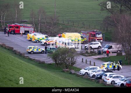 Oldham, UK. 19 avril 2018. Les services d'urgence demeurent sur les lieux d'un incendie dans les landes près de Oldham Réservoir Dovestone le Jeudi, Avril 19, 2018, dont la majorité a été éteint. Les pompiers a lutté pour contenir l'incendie qui a commencé à partir de 14h30. Crédit : Christopher Middleton/Alamy Live News Banque D'Images