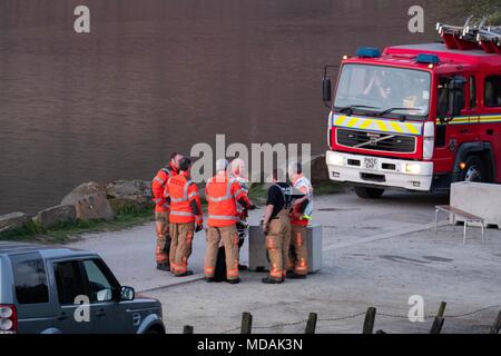 Oldham, UK. 19 avril 2018. Les services d'urgence demeurent sur les lieux d'un incendie dans les landes près de Oldham Réservoir Dovestone le Jeudi, Avril 19, 2018, dont la majorité a été éteint. Les pompiers a lutté pour contenir l'incendie qui a commencé à partir de 14h30. Crédit : Christopher Middleton/Alamy Live News Banque D'Images