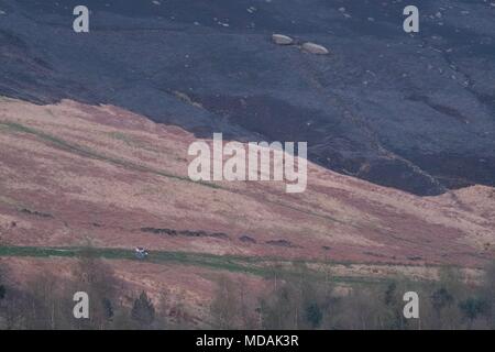 Oldham, UK. 19 avril 2018. Les services d'urgence demeurent sur les lieux d'un incendie dans les landes près de Oldham Réservoir Dovestone le Jeudi, Avril 19, 2018, dont la majorité a été éteint. Les pompiers a lutté pour contenir l'incendie qui a commencé à partir de 14h30. Crédit : Christopher Middleton/Alamy Live News Banque D'Images