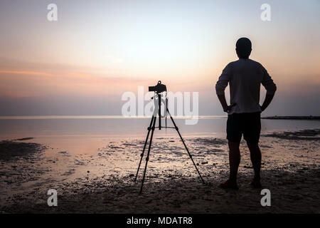 Le photographe prend un bon coup sur le West Beach, Thaïlande. photographe fait des vidéos du lever du soleil le matin à marée basse Banque D'Images