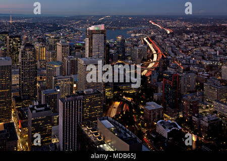 WA15299-00...WASHINGTON - vue sur le nord du centre-ville de Seattle et du lac Union avec l'Interstate 5 serpentant. 2012 Banque D'Images