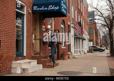 Baltimore, Maryland, USA. Départ de l'homme vieux salon de coiffure dans la ville historique de Federal Hill District. Banque D'Images