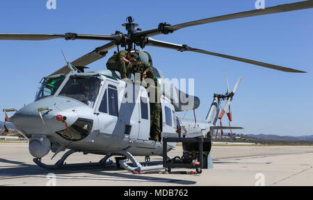 Marines Marines l'hélicoptère d'attaque avec la lumière de l'Escadron 775 (775) Marine HMLA, Groupe d'aéronefs-41, 4e l'aile Marine, effectuer une maintenance régulière sur un UH-1Y Venom sur Marine Corps Air Station, Camp Pendleton, Californie, le 18 avril 2018. Aussi connu sous le nom de "coyotes", HMLA 775 a été réactivé sur Camp Pendleton en 2016 après avoir été mis hors service pendant près de huit ans. (U.S. Marine Corps photo par le Cpl. Desiree King) Banque D'Images