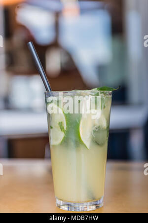 Servi dans un grand verre, la boisson Mojito cubain traditionnel est fait avec cinq ingrédients : rhum blanc, sucre, jus de lime, soda, d'eau et de menthe. Banque D'Images