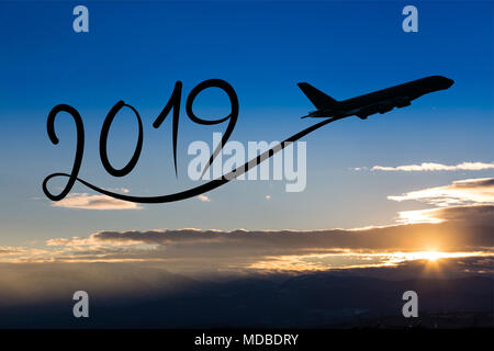 Nouvelle année 2019 dessin de flying airplane sur l'air au lever du soleil Banque D'Images