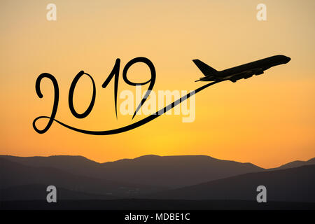 Nouvelle année 2019 dessin de flying airplane sur l'air au lever du soleil Banque D'Images