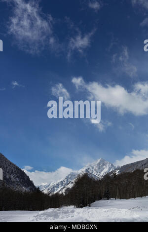 Maroon Bells en hiver avec de la neige fraîche, Colorado Banque D'Images