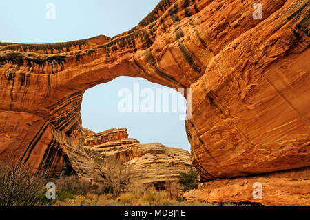 Vue faible de Sipapu Bridge in Natural Bridges National Monument (Utah) Banque D'Images