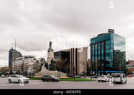 Madrid, Espagne - avril 7, 2018 : Emilio Castelar Square à Castellana à Madrid un jour nuageux Banque D'Images