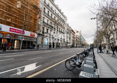 Madrid, Espagne - avril 7, 2018 : La rue Serrano à Salamanca un jour nuageux. Salamanque est bien connu pour être l'une des zones les plus riches en ma Banque D'Images