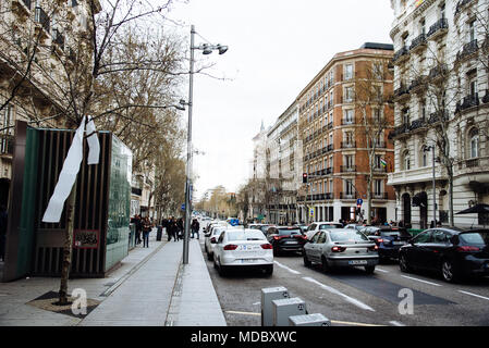 Madrid, Espagne - avril 7, 2018 : La rue Serrano à Salamanca un jour nuageux. Salamanque est bien connu pour être l'une des zones les plus riches en ma Banque D'Images