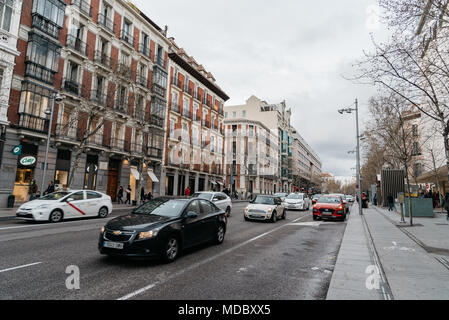 Madrid, Espagne - avril 7, 2018 : La rue Serrano à Salamanca un jour nuageux. Salamanque est bien connu pour être l'une des zones les plus riches en ma Banque D'Images