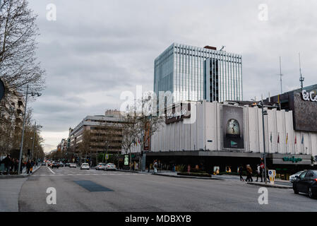 Madrid, Espagne - avril 7, 2018 : La rue Serrano à Salamanca un jour nuageux. Salamanque est bien connu pour être l'une des zones les plus riches en ma Banque D'Images