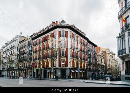 Madrid, Espagne - 15 Avril 2018 : La rue Serrano à Salamanca un jour nuageux. Salamanque est bien connu pour être l'une des zones les plus riches en M Banque D'Images