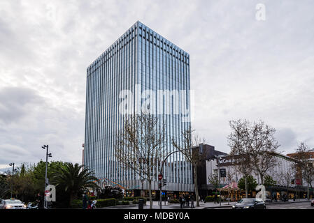 Madrid, Espagne - 15 Avril 2018 : La rue Serrano à Salamanca un jour nuageux. Salamanque est bien connu pour être l'une des zones les plus riches en M Banque D'Images