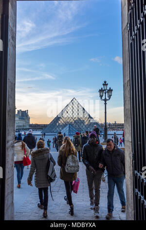 PARIS, FRANCE. Feb 2018 : Musée du Louvre vue de piscine au coucher du soleil, avec le verre de la pyramide qui reflètent le ciel. Banque D'Images