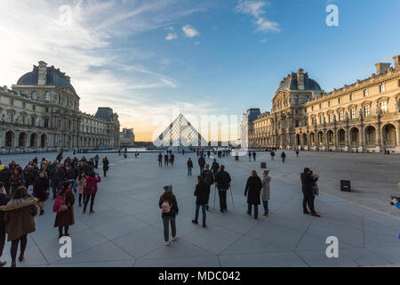 PARIS, FRANCE. Feb 2018 : Louvre voir au coucher du soleil, avec le verre de la pyramide qui reflètent le ciel et les nuages. Banque D'Images