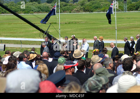 Greymouth, Nouvelle-Zélande, 2 décembre 2010 : file d'attente pour les dignitaires recueilleront au Service Commémoratif de Pike River, tenue en l'honneur des 29 hommes tués dans la mine de Pike River près de Greymouth Banque D'Images