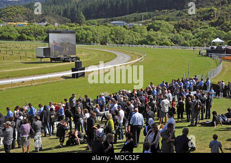 Greymouth, Nouvelle-Zélande, 2 décembre 2010 : la foule à la rivière aux Brochets, Service commémoratif en l'honneur des 29 hommes tués dans la mine de Pike River près de Greymouth, 2010 Banque D'Images